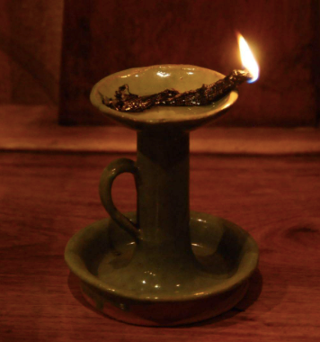 "灯花"可不是元宵节我们在街上看见的"花灯",它是油灯的灯芯燃烧后